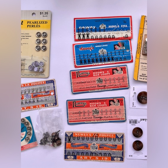 Lot of vintage sewing supplies, hooks, buttons more - Picture 3 of 11